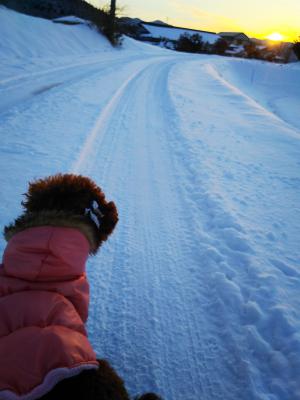 雪道の夕焼け