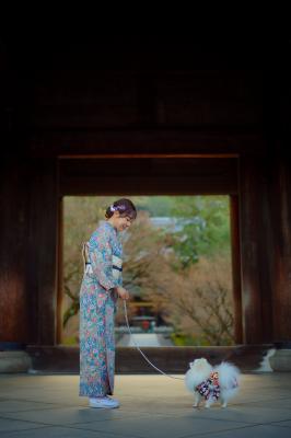 南禅寺の山門前で