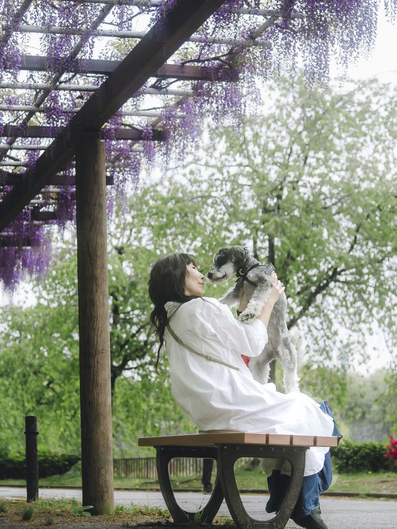 シャワーカーテンの下で