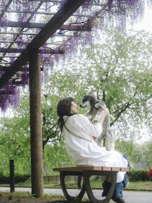 シャワーカーテンの下で